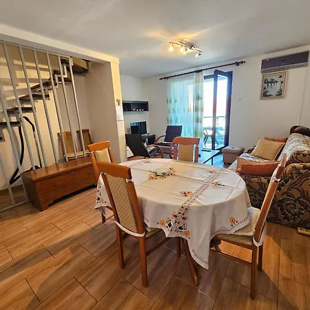 Apartamento Auf Zwei Etagen Mit Terrasse Und Balkon By Interhome Klenovica