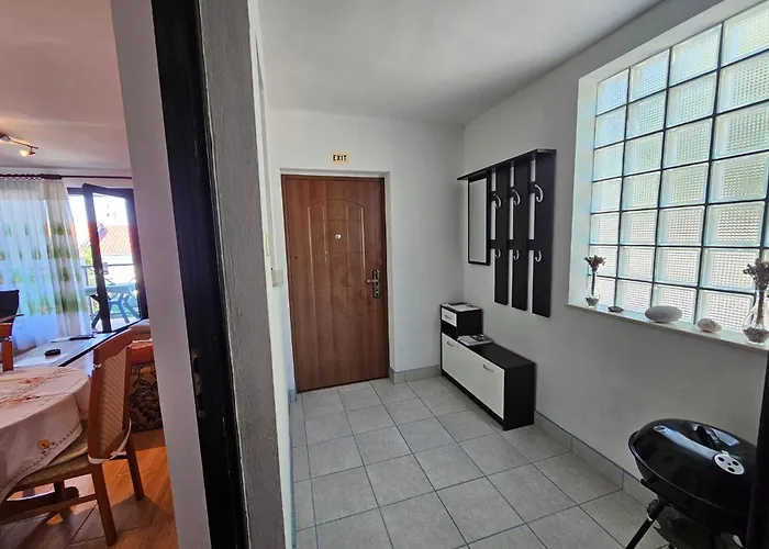 Auf Zwei Etagen Mit Terrasse Und Balkon By Interhome Appartement Klenovica
